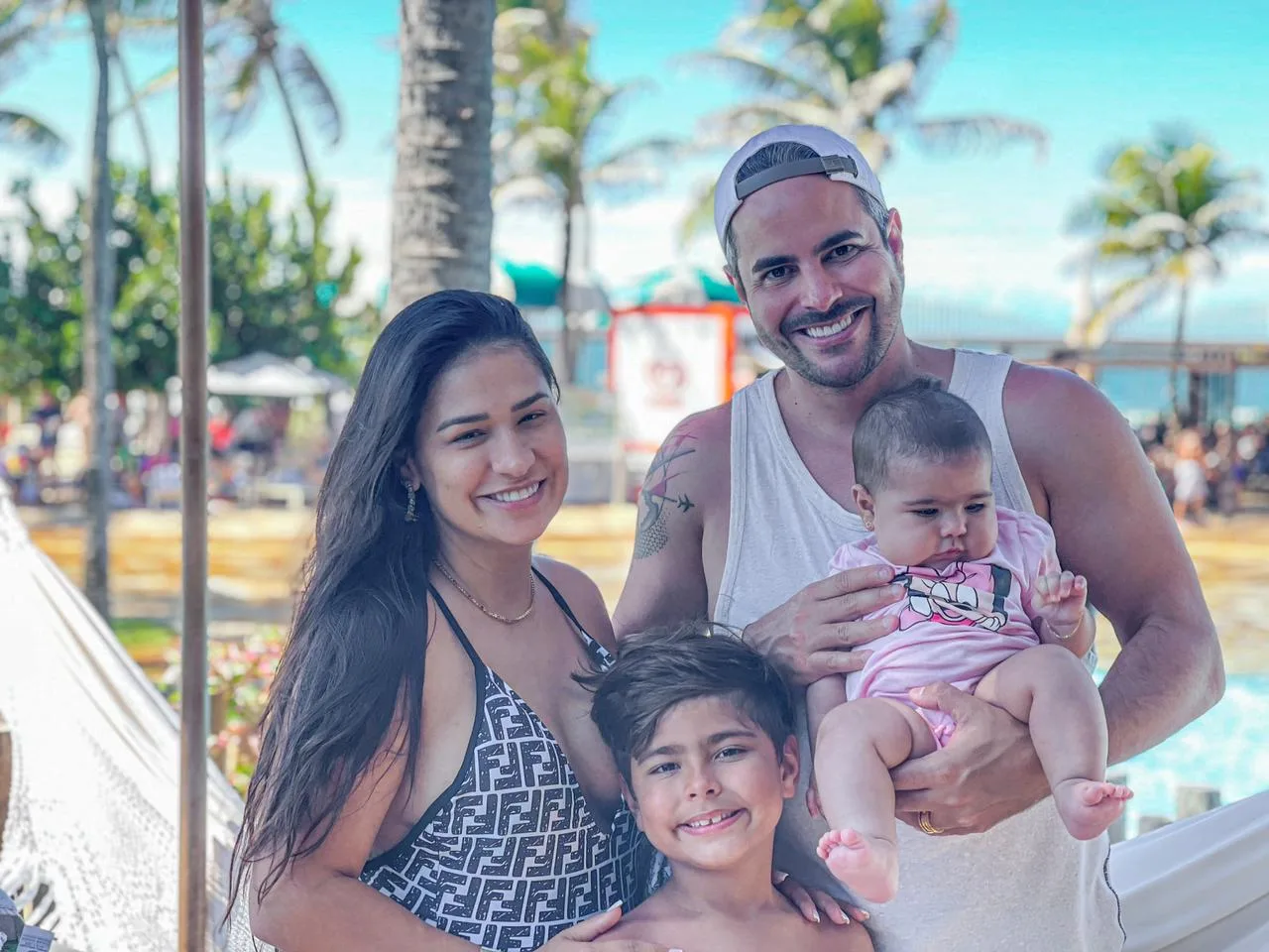 Cantora Simone Mendes aproveita folga e leva filhos para curtir sexta no Beach Park