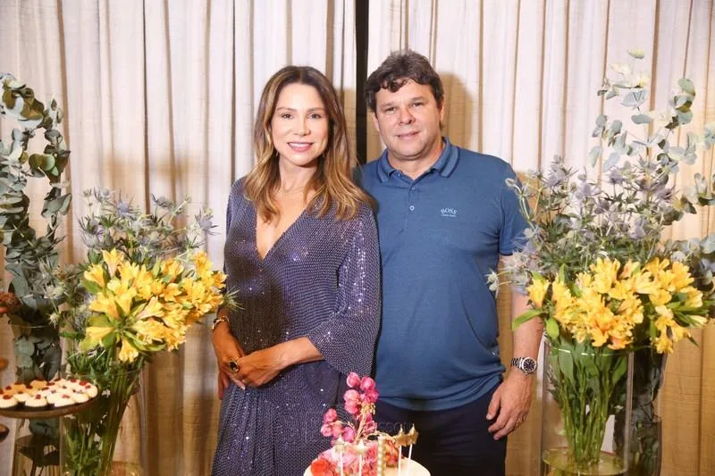 Ingrid Feitosa ganha os parabéns em noite com amigas