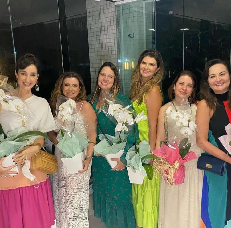 Michelinne Pinheiro ganha parabéns surpresa de amigas