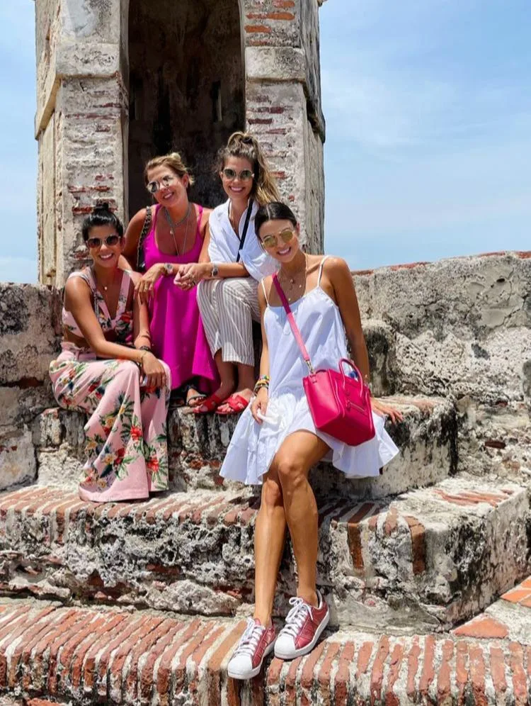 Alexandra Pinto e filhas curtem temporada de férias