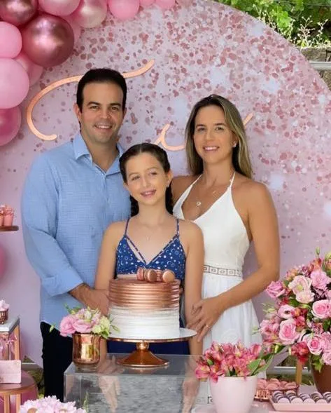 Isabela Rolim e Dráuzio Barros Leal festejam os 11 anos da filha Taís