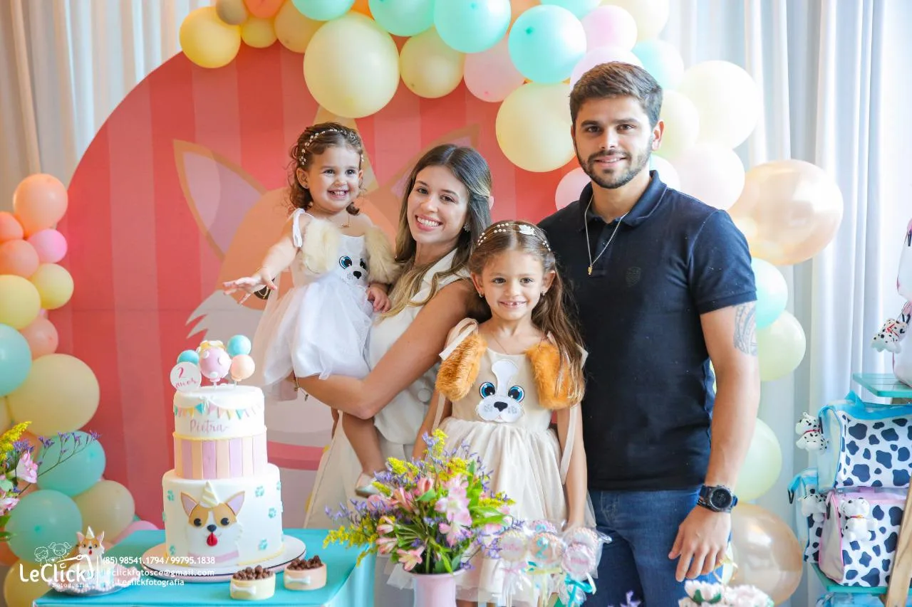 Isabela Franklin e Ivan Bezerra Neto assopram duas velinhas da Pietra