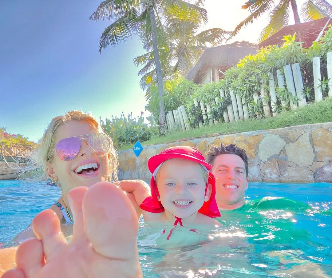 Em Fortaleza, apresentadora Karina Bacchi curte Beach Park junto a marido e filho