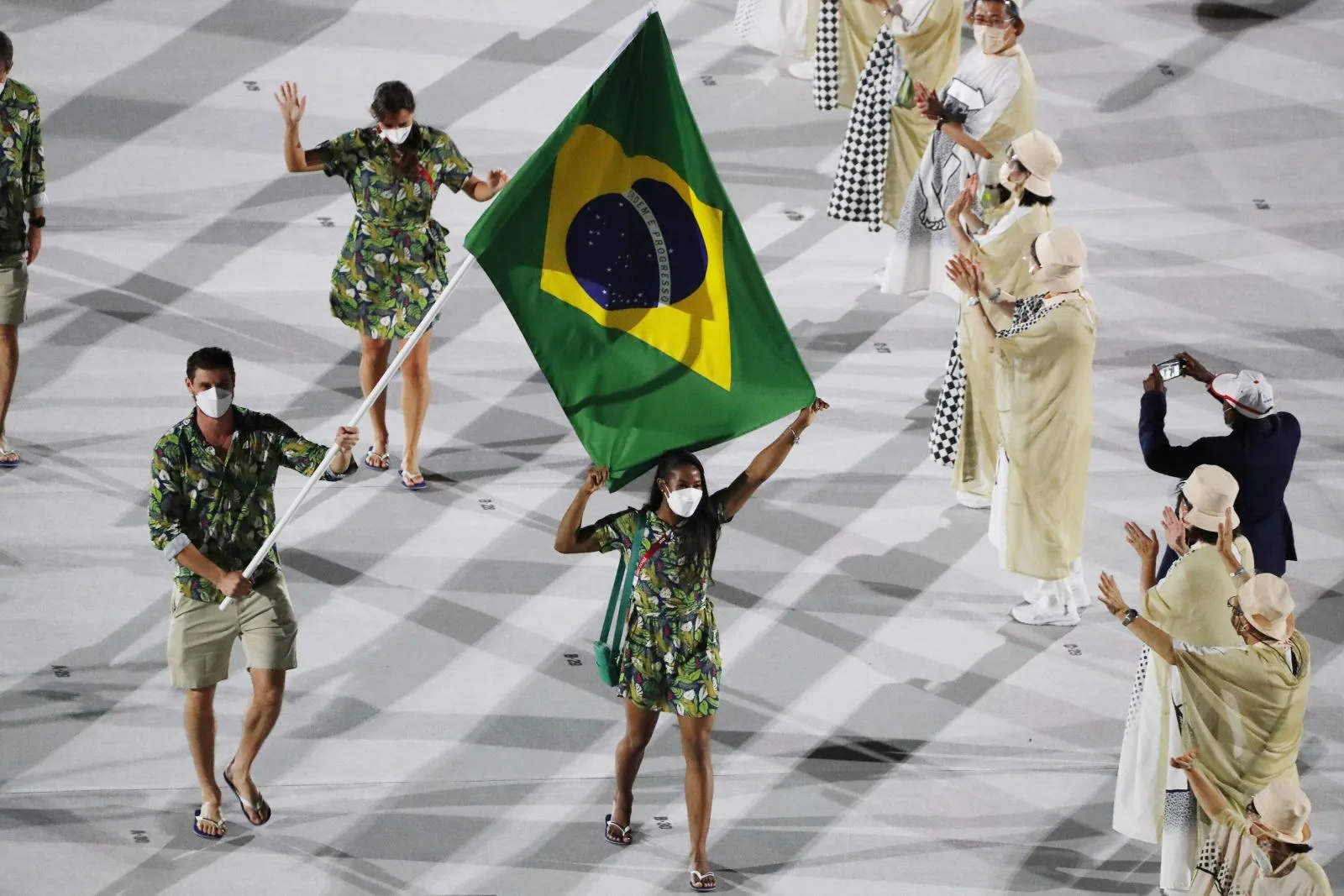 Brasil desfila com delegação curta na cerimônia de abertura das Olimpíadas