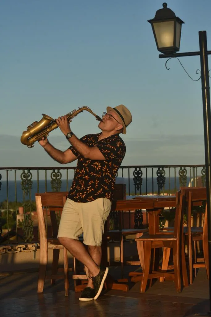 Misturando saxofone e música eletrônica, Chris Live Sax tem mais de 40 anos de história com a música