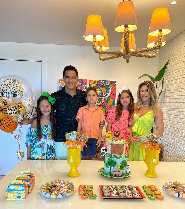 Patrícia Jereissati e Glauco Holanda cantam parabéns antecipado para os filhos Letícia e Felipe