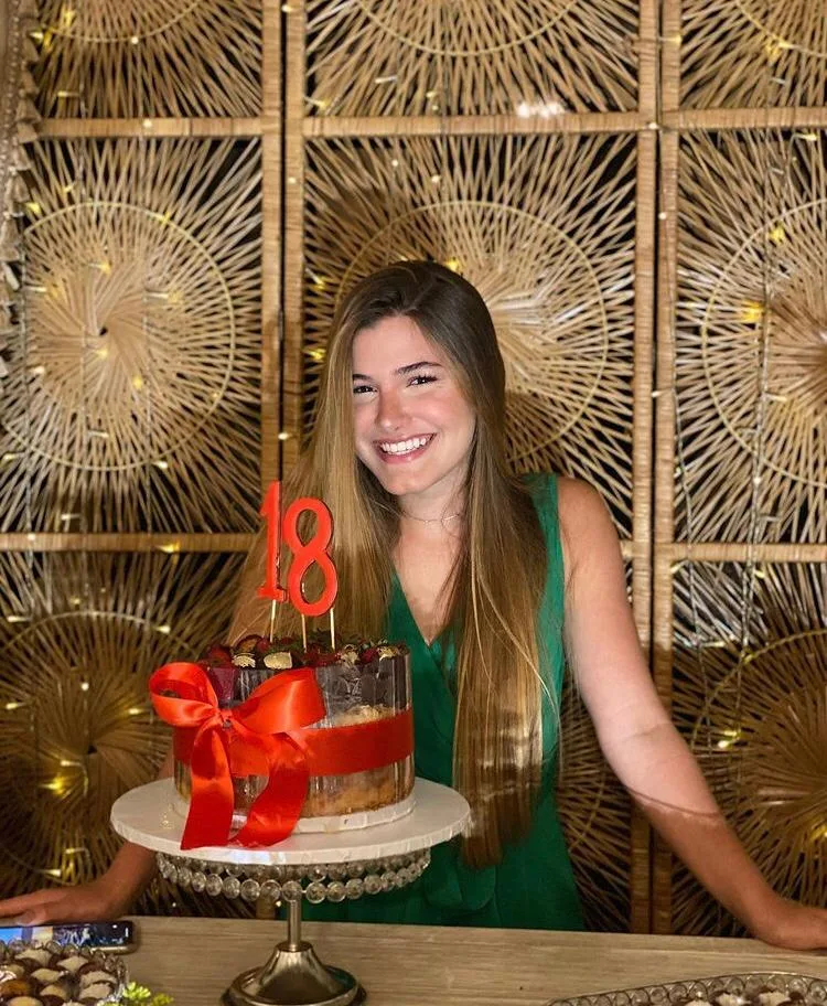 Camila Saraiva e Paulo Vieira comemoram 18 anos da filha Júlia