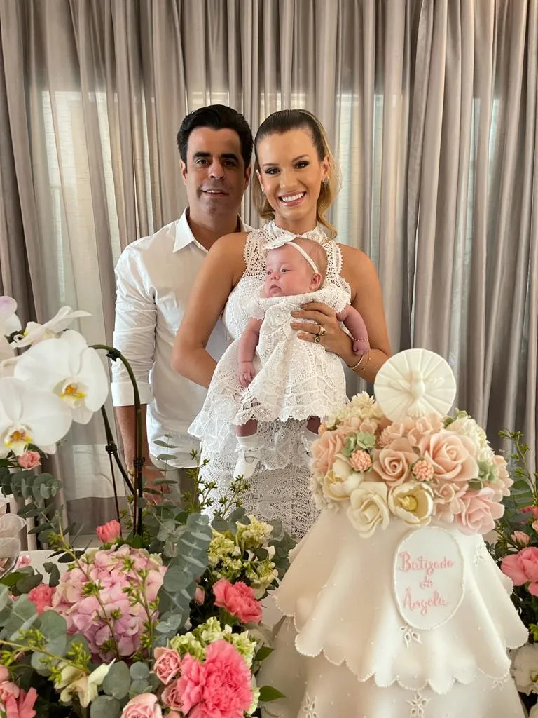 Fernanda e Tasso Pacheco levam a filha Ângela à pia batismal