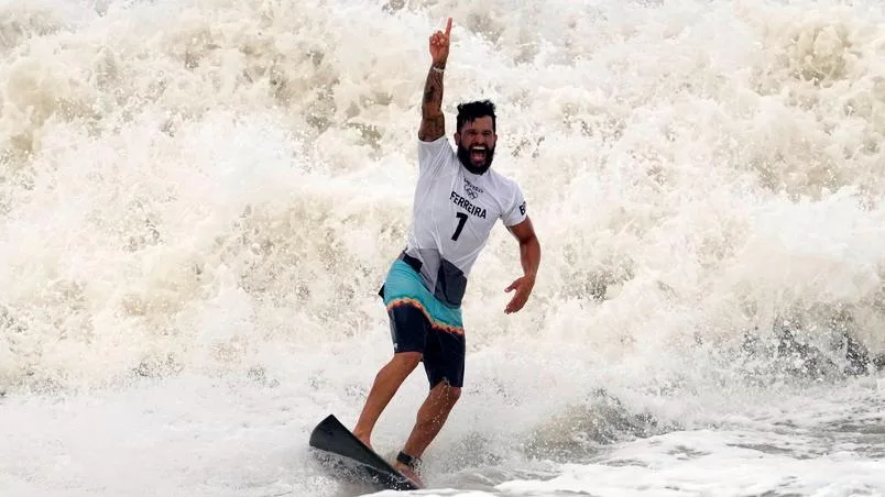 Italo Ferreira conquista medalha de ouro na estreia do surfe nas Olimpíadas