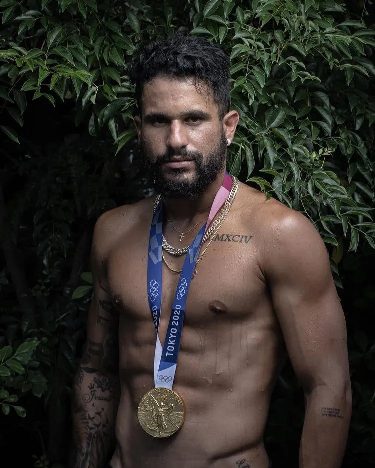 Italo Ferreira posa sem camisa com ouro no peito e arranca suspiros na internet