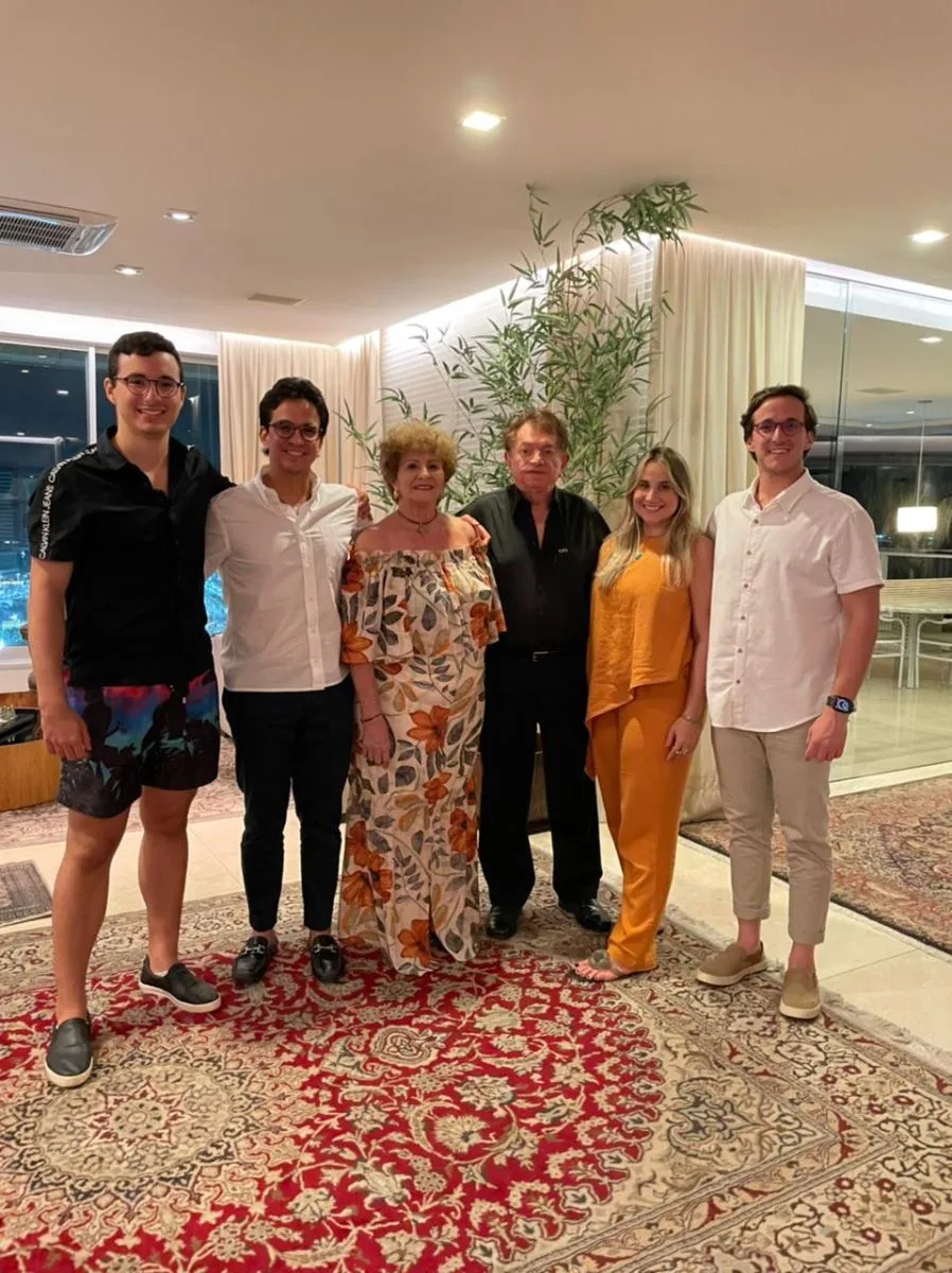 Panta Cavalcante brinda a nova idade em família