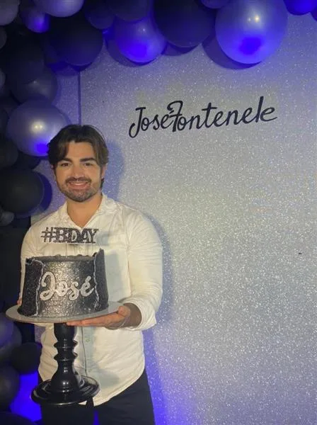 José Fontenele completa 30 anos e é surpreendido com festa no Colosso