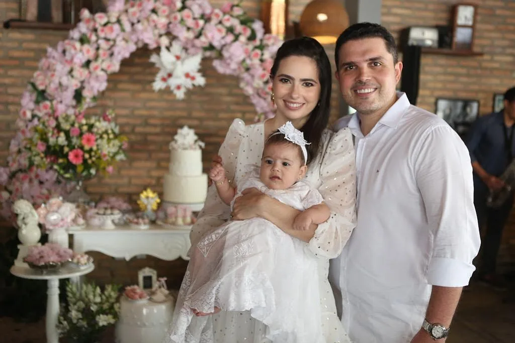 Juliana Quinderé e Rodrigo Castelo Branco levam a filha Luiza à pia batismal