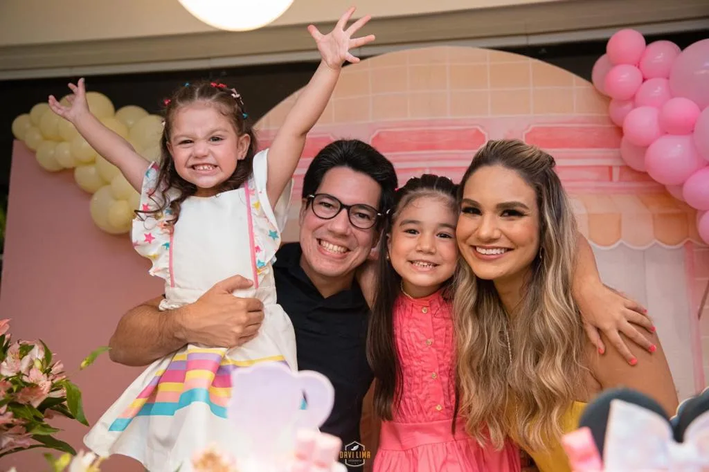 Aline e Andrei Aguiar armam comemoração dupla para as filhas