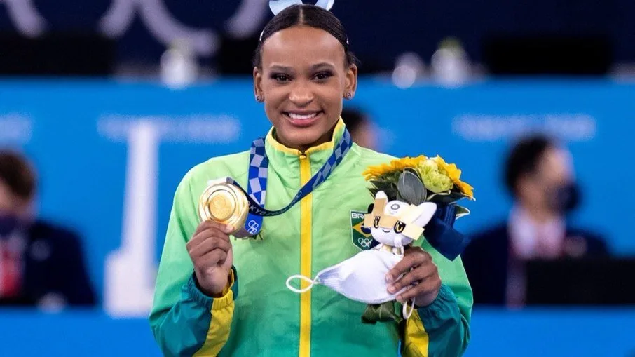 Rebeca salta para o ouro e vira 1ª brasileira com 2 medalhas em uma edição das Olimpíadas
