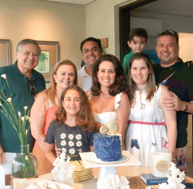 Claudiana Loureiro recebe os parabéns em momento familiar