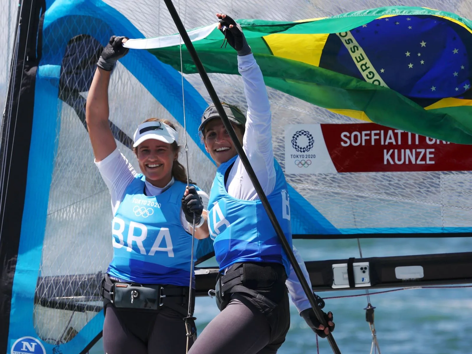 Martine Grael e Kahena Kunze velejam até o ouro e são bicampeãs olímpicas