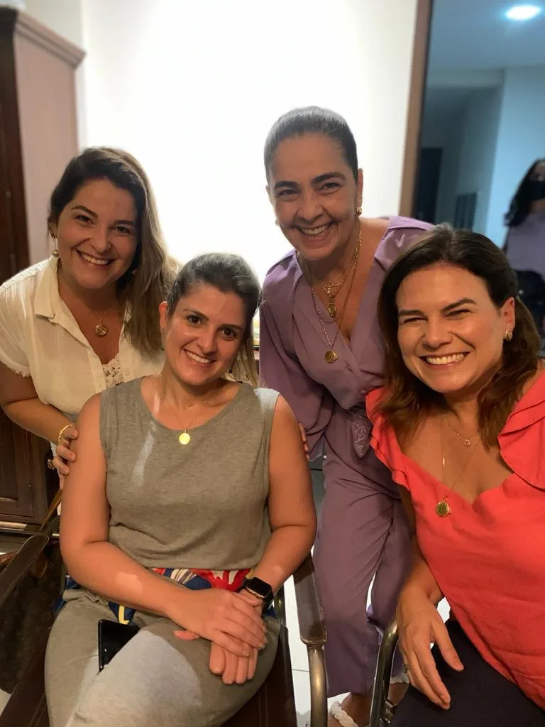 Adriana Mota recebe os parabéns em jantar intimista