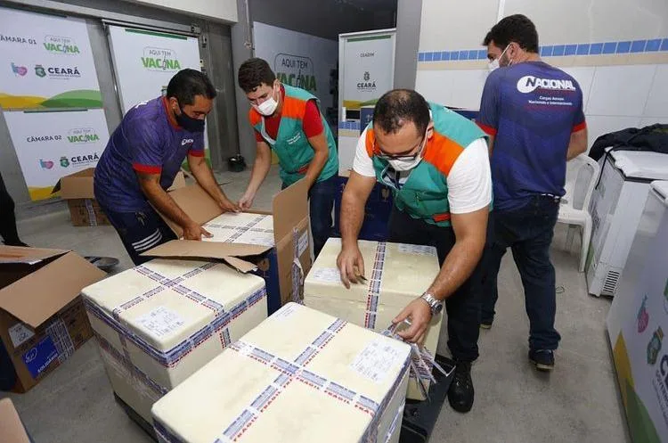 Ceará recebe 176.200 doses de vacinas contra a Covid-19