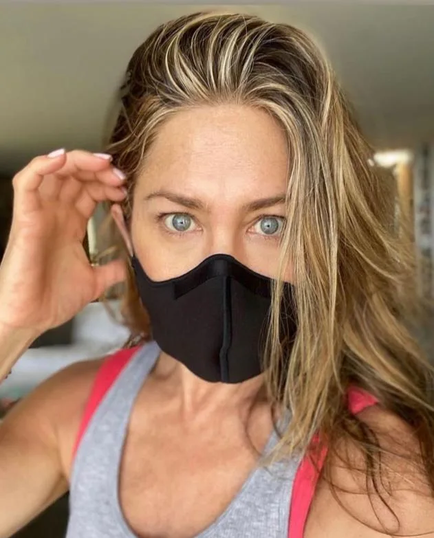 Jennifer Aniston rebate críticas por cortar relações com pessoas antivacina