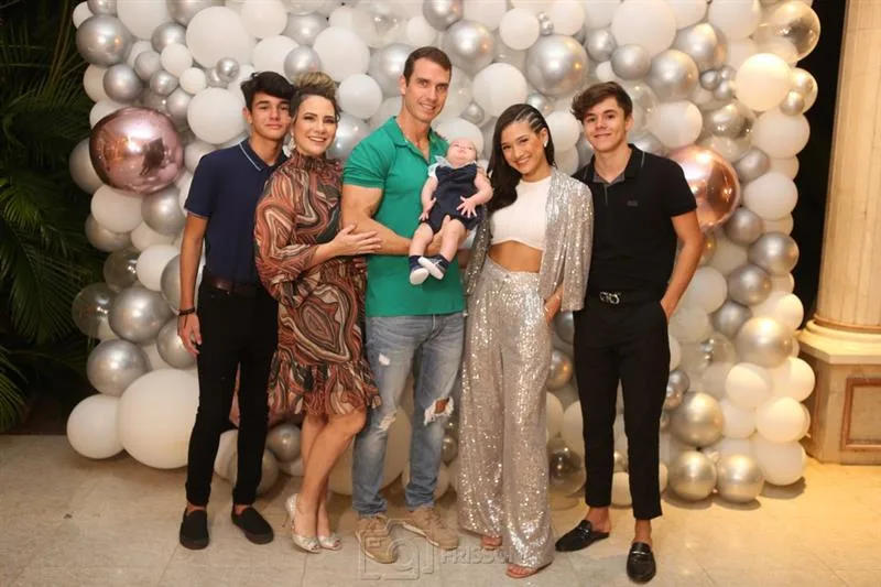 Sofia Valim festeja 17 anos em noite de frisson