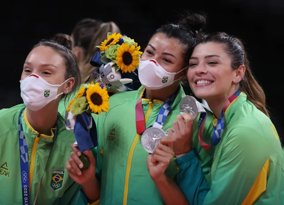 Brasil conquista prata no vôlei e no boxe femininos na despedida de Tóquio-2020