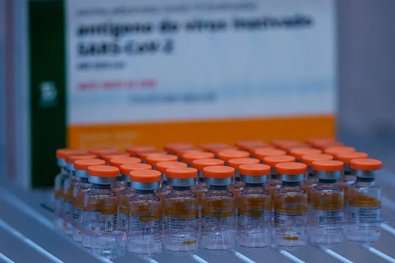 Ceará assina contrato com Instituto Butantan para a compra de 3 milhões de doses da CoronaVac