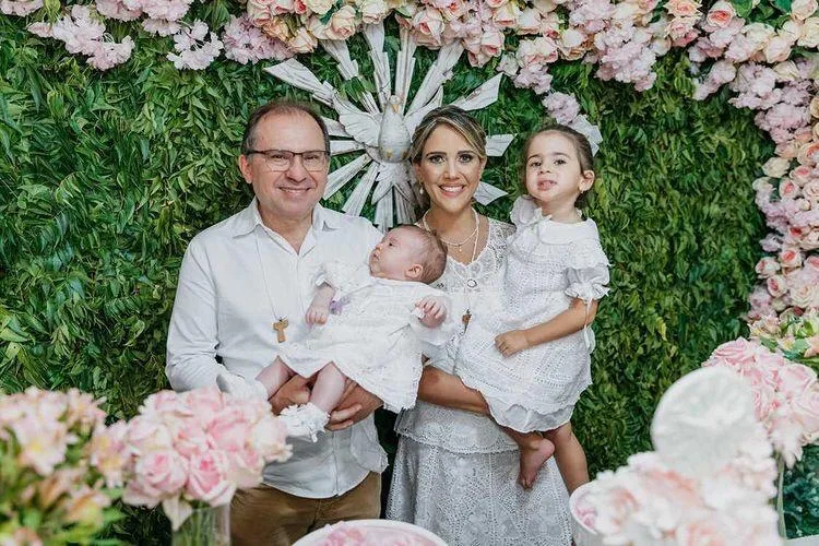 Luciana e Carlos Matos levam a filha Maria Gabriela à pia batismal