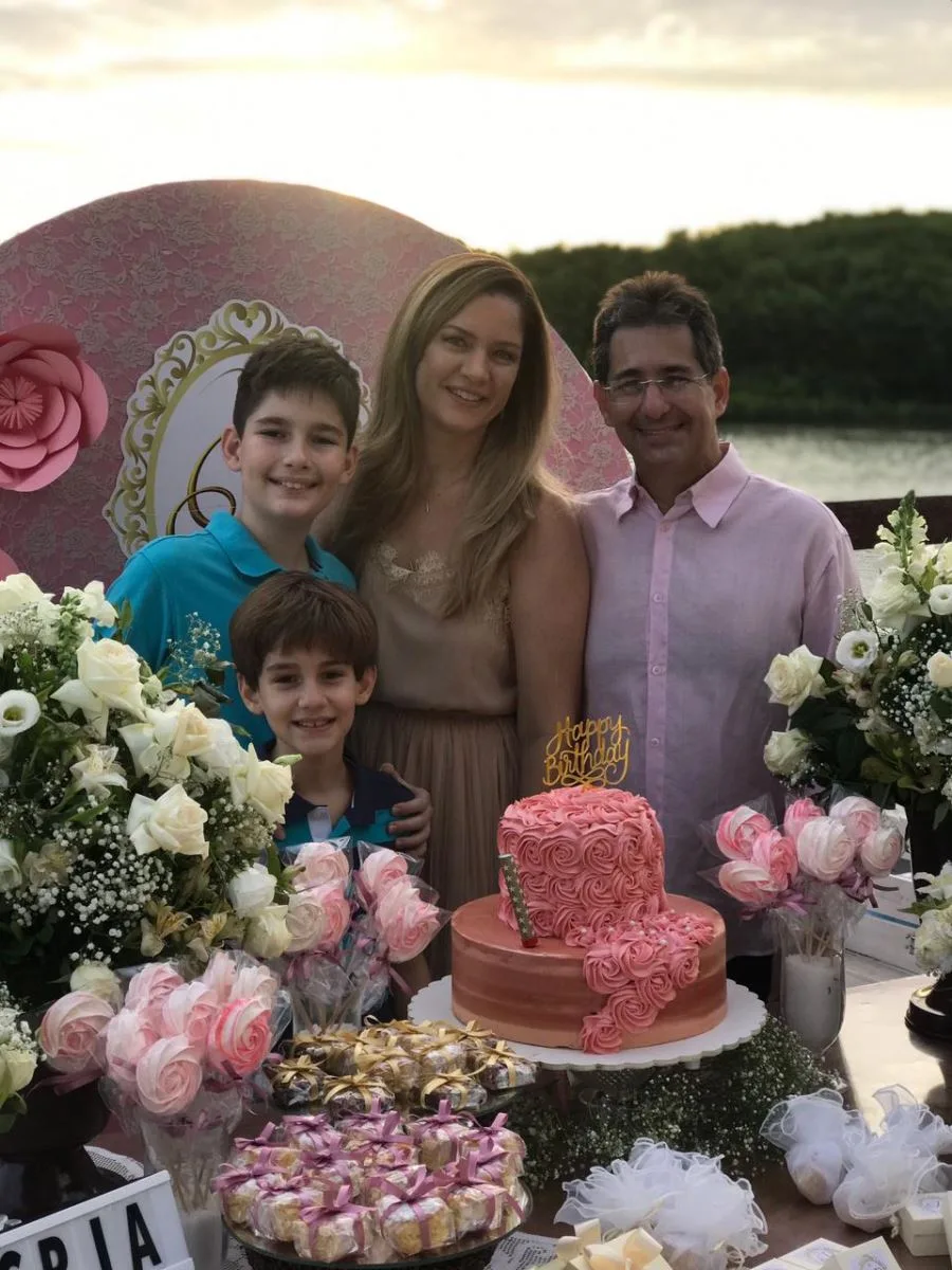Priscila de Siqueira celebra nova idade ao pôr do sol