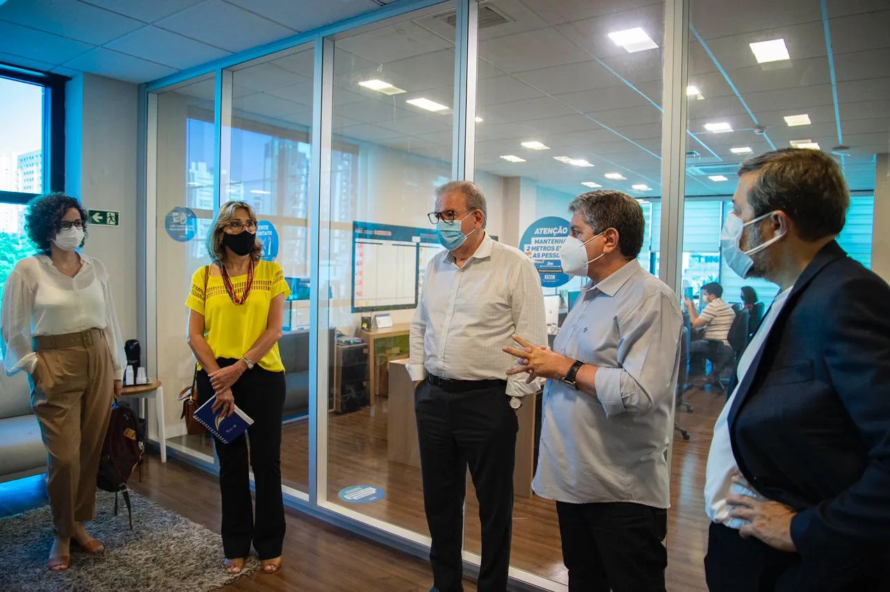 Vice-prefeito de Fortaleza, Élcio Batista realiza visita ao Observatório da Indústria da Fiec