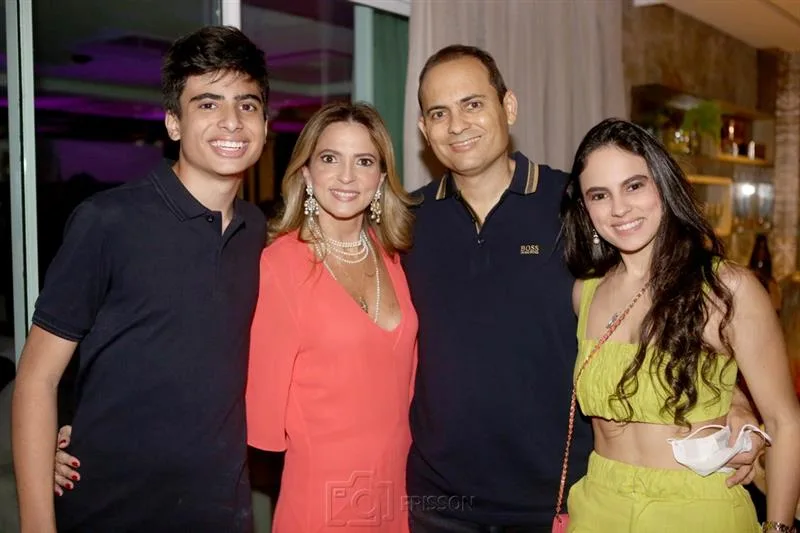 Michelle Aragão e Osnir Oliveira armam festa surpresa pelos 15 anos do filho Alexandre