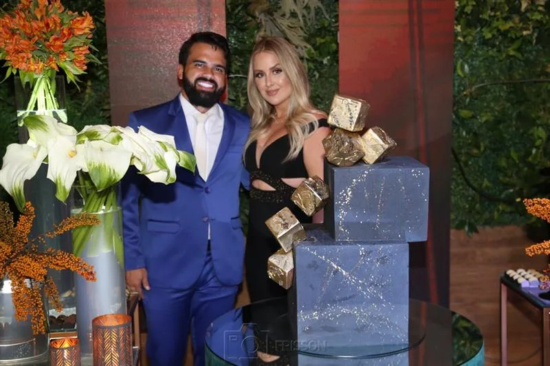 Lucas Teixeira ganha parabéns em festa surpresa