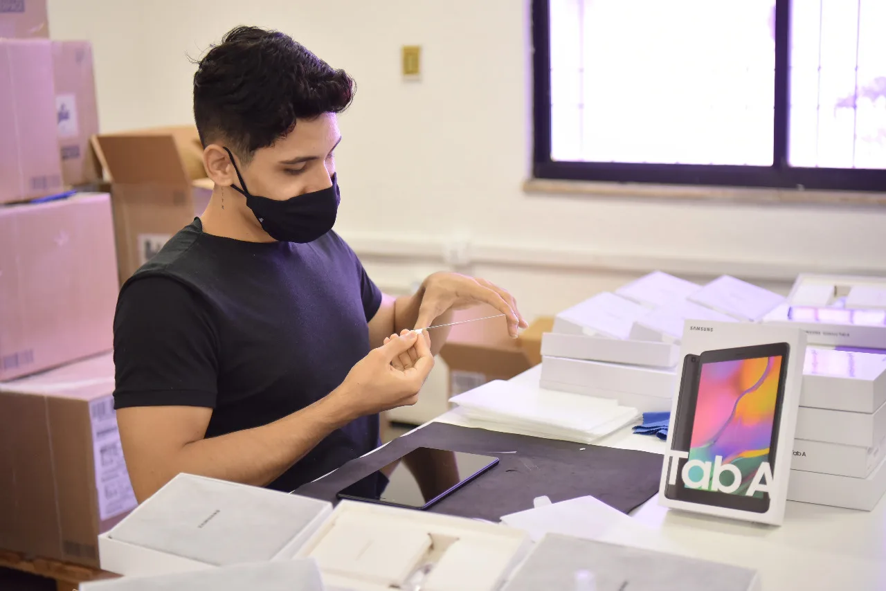 Caucaia anuncia compra de 45 mil tablets da Samsung para estudantes do Ensino Fundamental