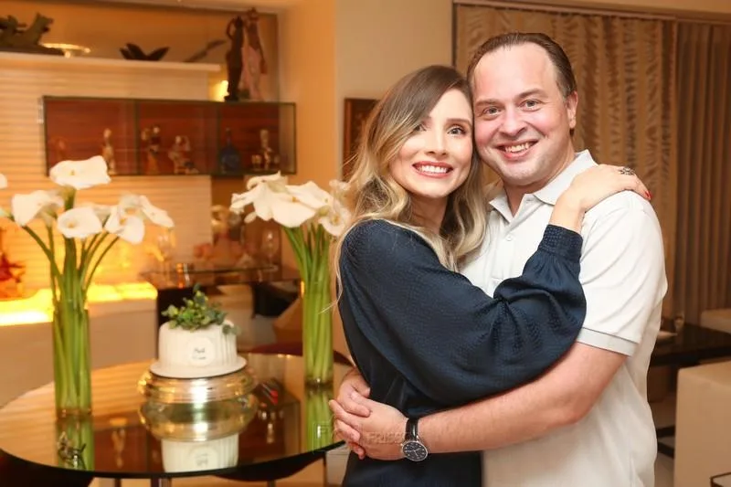 Mark Viana ganha os parabéns em festa surpresa