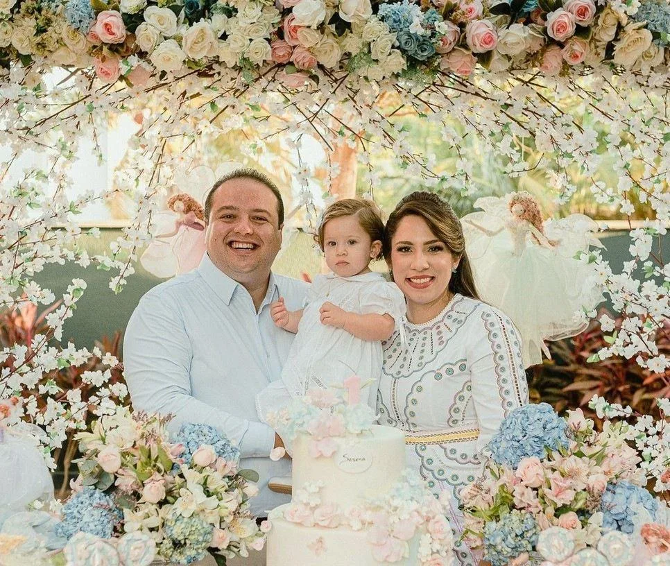 Maria Alice e Roberto Lincoln armam celebração dupla para a filha Serena