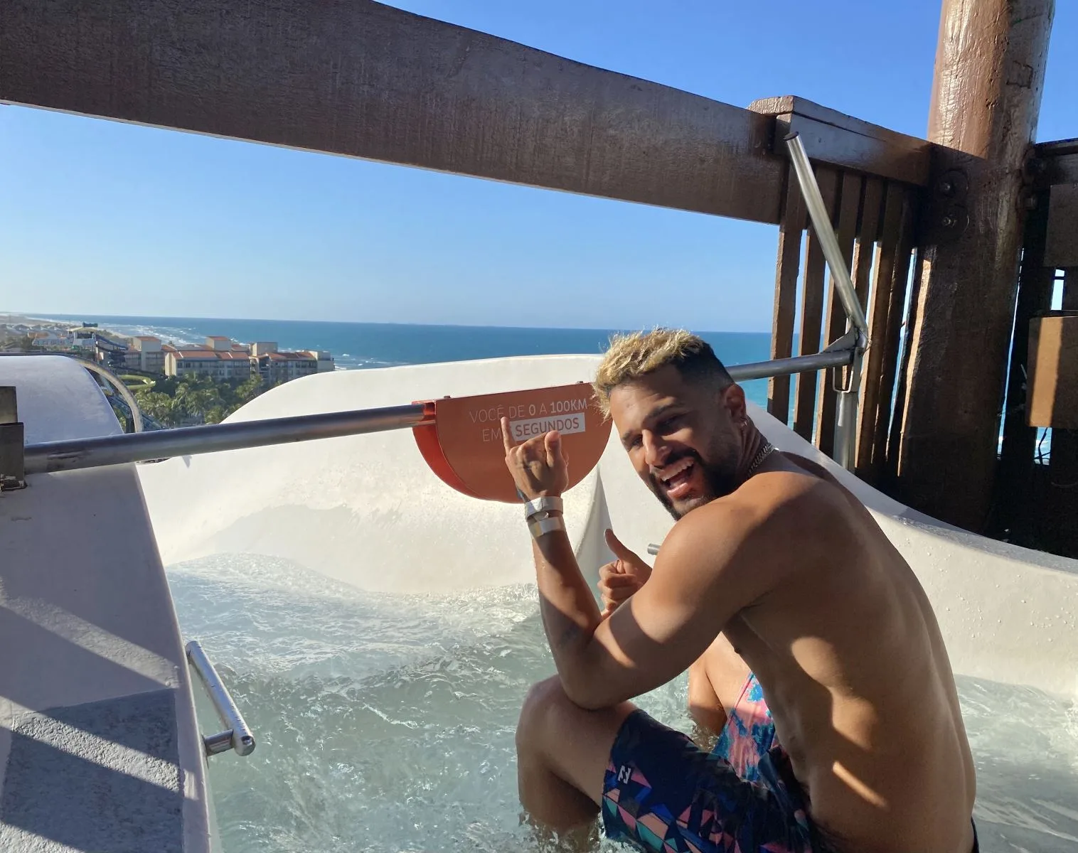 Medalha de ouro no surf, Ítalo Ferreira curte praias do Ceará e visita pontos turísticos do Estado