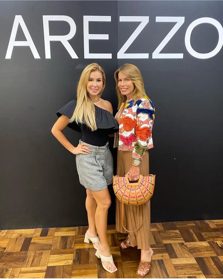 Priscilla e Maira Silva conferem coleção Alto Verão da Arezzo