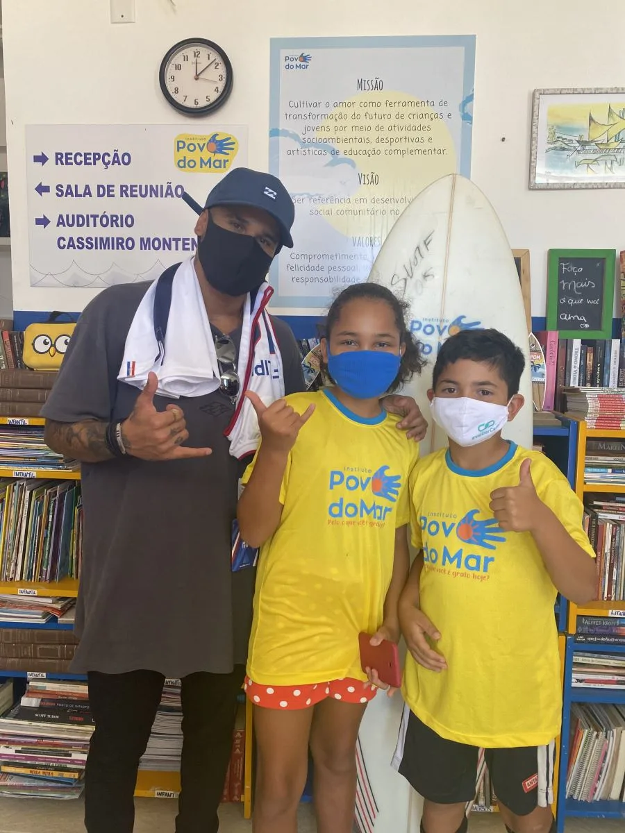 Surfista Italo Ferreira visita Instituto Povo do Mar e conhece trabalhos sociais de Organização