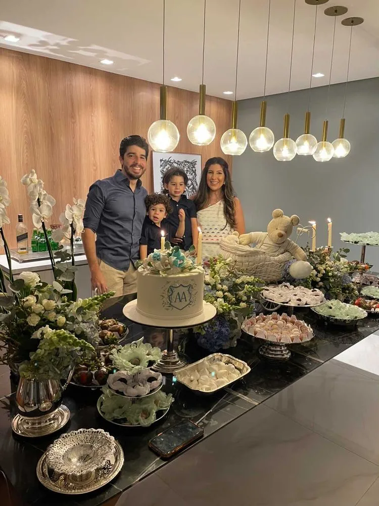 Renata e Renan Aguiar realizam o chá de bebê do Antônio