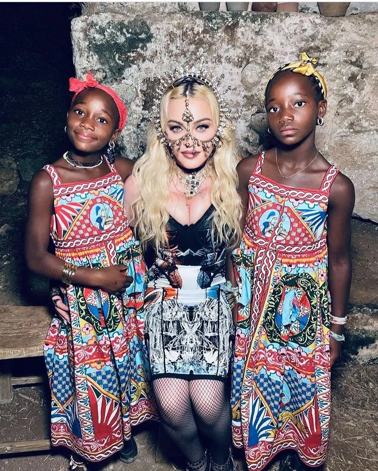 Madonna comemora aniversário das filhas gêmeas com fotos no Instagram