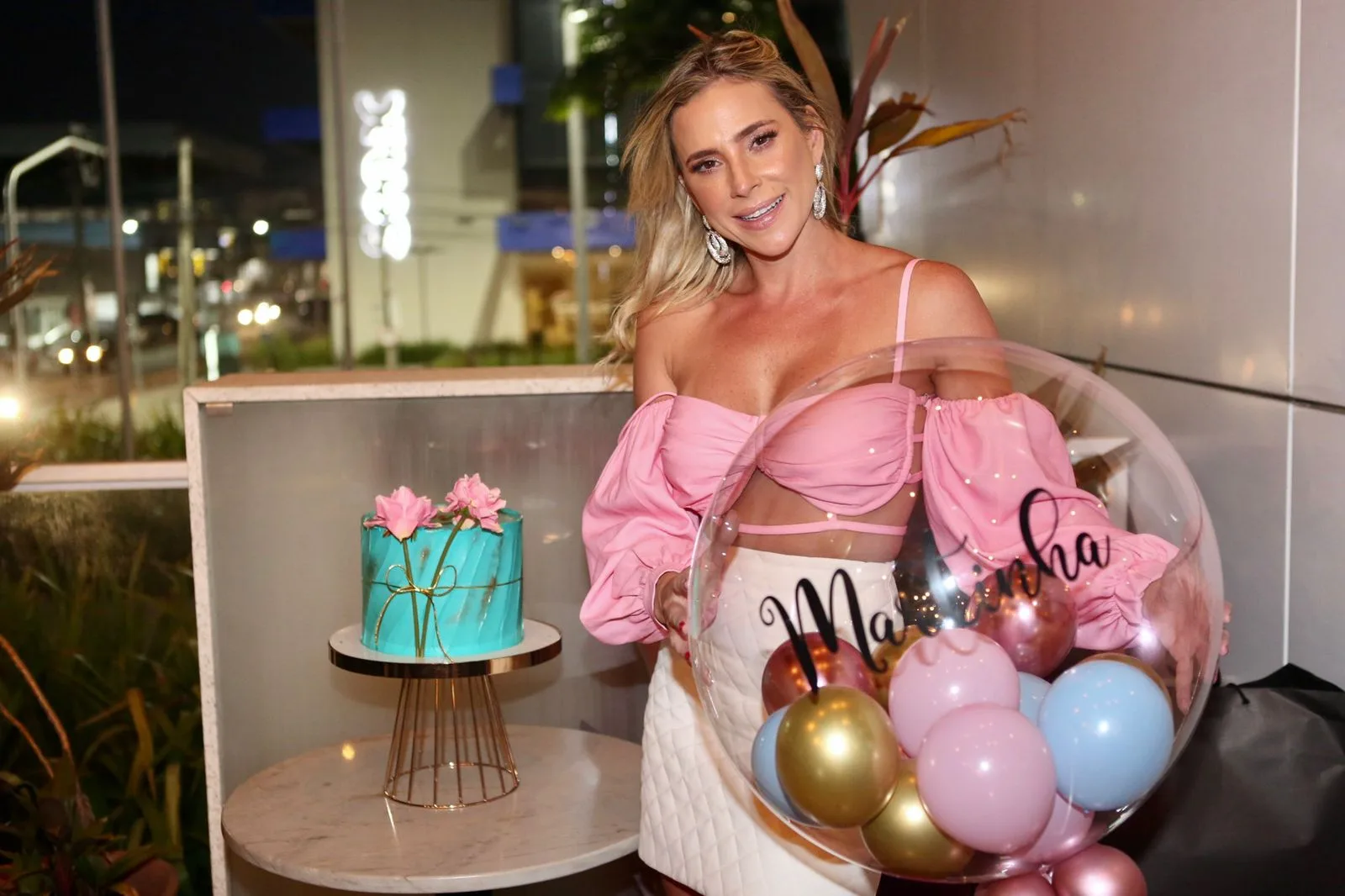 Marta Freire marca passagem pela folhinha com amigas