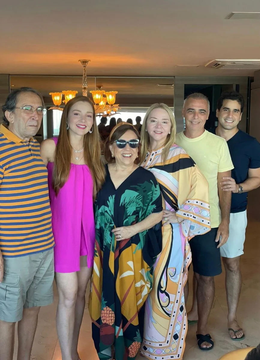 Larissa Fujita recebe os parabéns da família