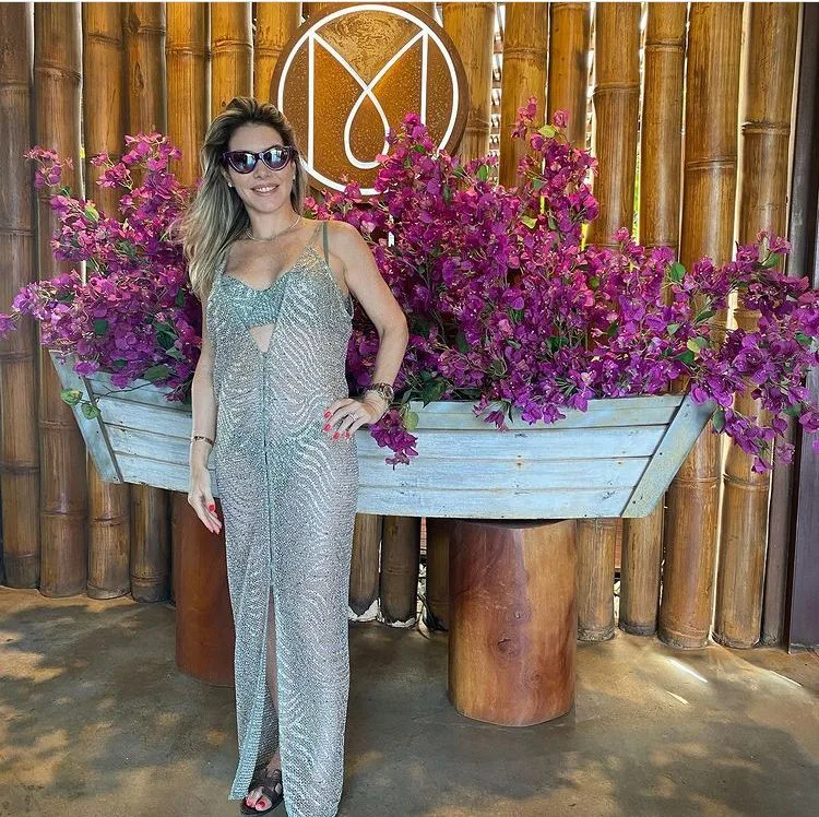 Monique Rolim brinda aniversário em Fernando de Noronha