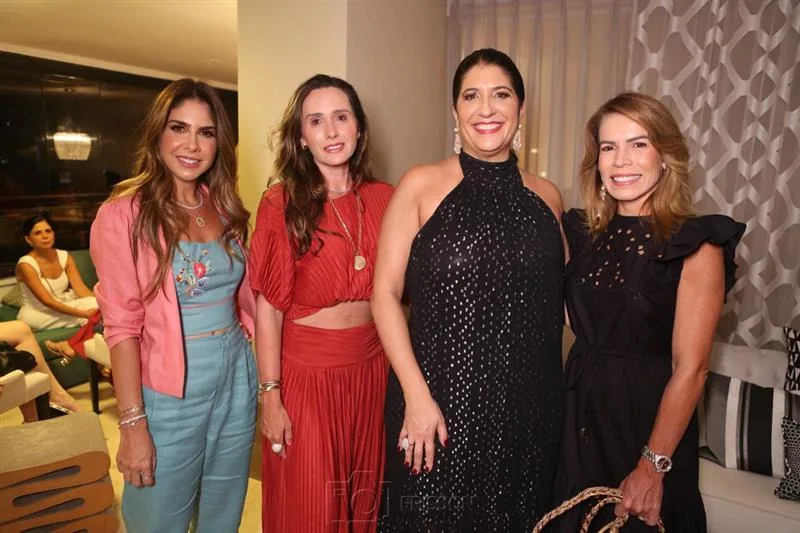 Elisa Oliveira reúne amigas para celebrar aniversário