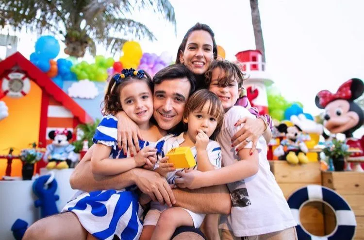 Marília Queiroz e Did Machado assopram as duas velinhas do filho Hugo