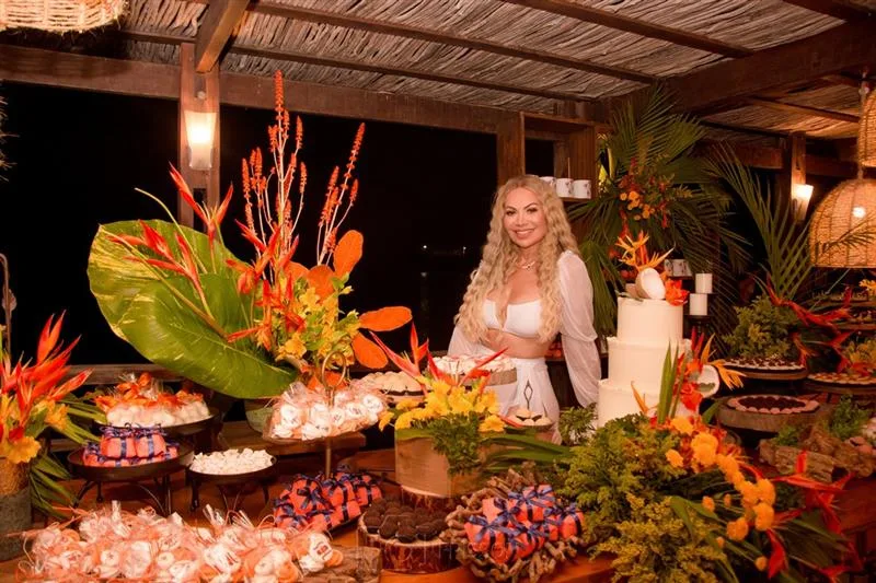 Solange Almeida causa frisson com a festa Sol Strelitzia Sunset