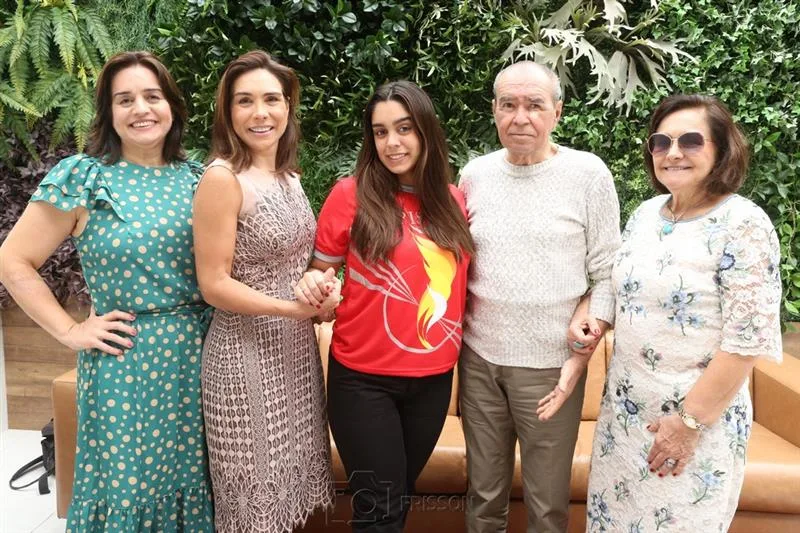Lia Freire celebra a Crisma da filha Ana Carolina Freire