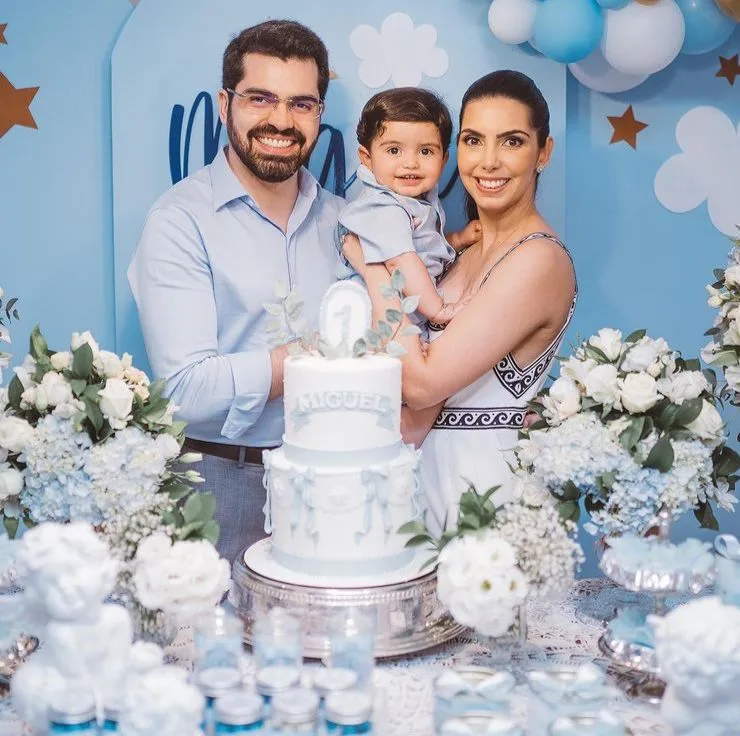 Carla Laprovítera e Pedro Garcia celebram batizado e primeiro aniversário do Miguel