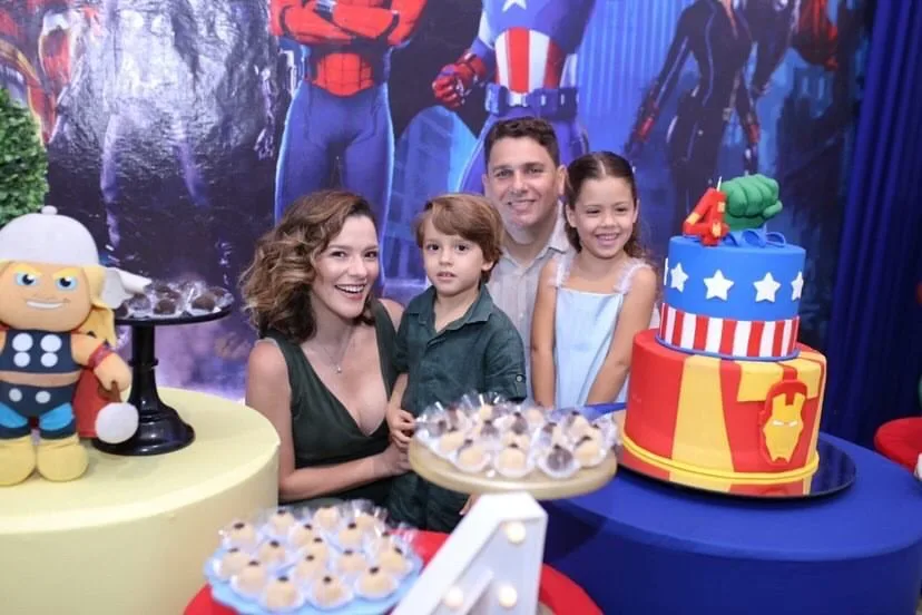Carol Sampaio e Daniel Negreiros cantam os parabéns para o filho Rafa