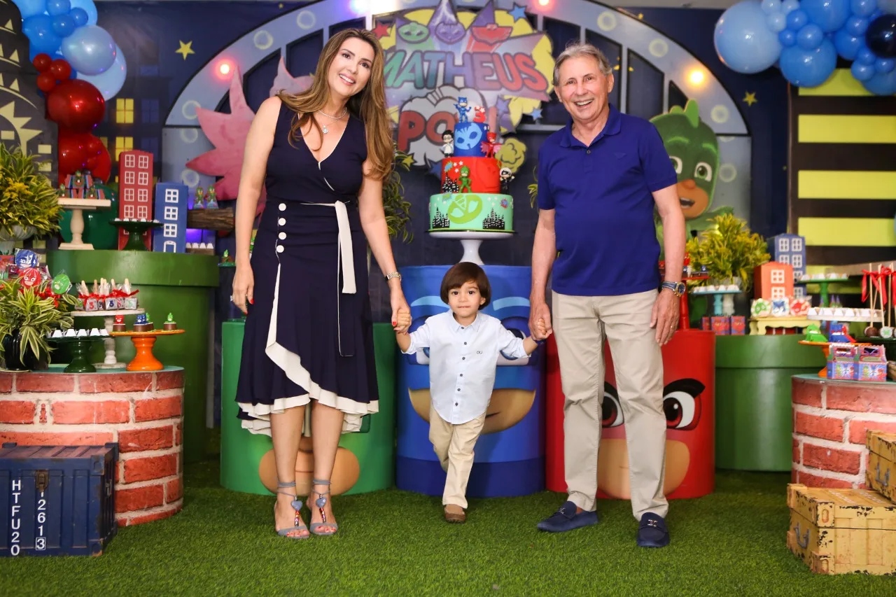 Luiza e Vilmar Ferreira realizam festa de aniversário do filho Matheus